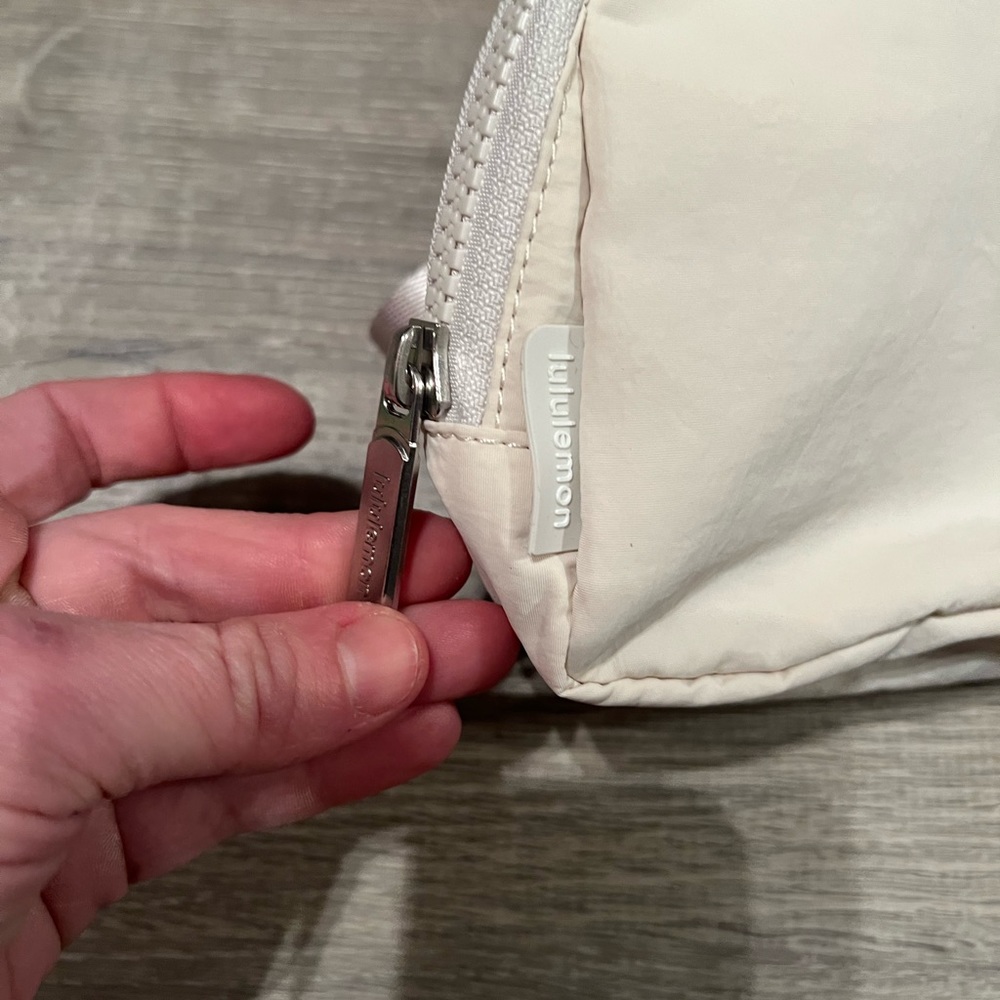 *Last1*NWT Lululemon Everywhere Belt Bag - White - Picture 5 of 13